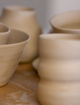 Töpferrohlinge Vase und Schüssel im Ausschnitt