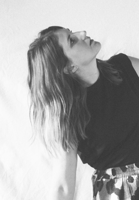 Söll Angela - Porträt in Schwarz Weiss, Blick nach oben